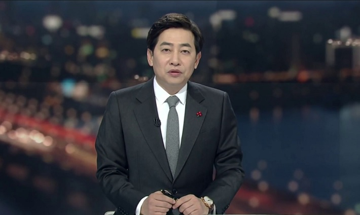 지하철역 몰카 협의로 현행범 체포된 SBS 김성준 전 앵커가 사직서를 제출, 수리된 것으로 알려졌다. [연합]