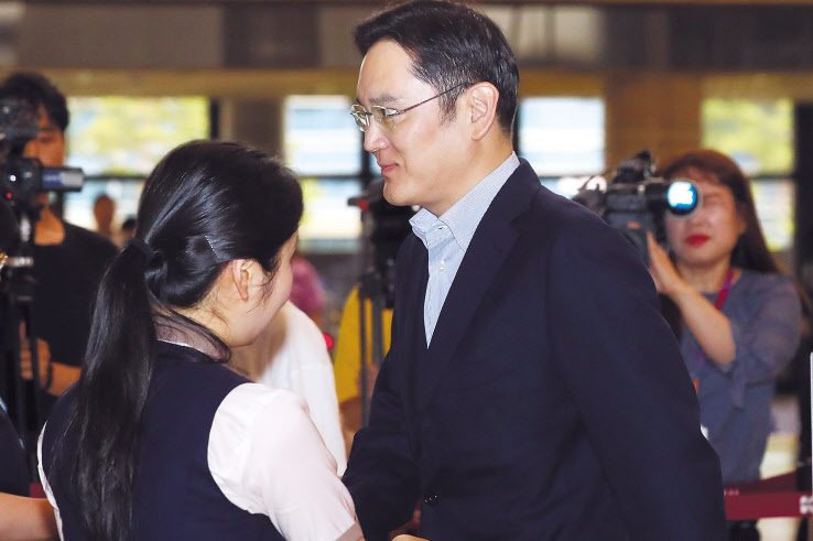 이재용 삼성전자 부회장이 일본 정부의 대(對)한국 수출 규제에 대한 대책 논의를 위해 7일 오후 서울 김포공항을 통해 출국하고 있다.  [연합]