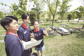LG전자가 인텔·KISTI(한국과학기술정보연구원)와 함께 ‘AI 드론 경진대회’를 개최한다. LG전자 모델들이 드론 주행을 위해 소프트웨어 코딩 작업으로 완성한 인공지능 프로그램을 활용하고 있다. [LG전자 제공]