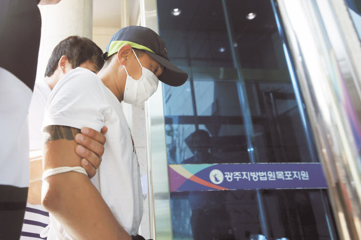 베트남 이주여성 아내를 폭행한 혐의를 받고 있는 남편 A(36)씨가 8일 광주지법 목포지원에서 열린 구속 전 피의자 심문(영장실질심사)에 출석하고 있다. A씨는 지난 4일 밤 전남 영암군의 자신의 집에서 두 살 배기 아이가 보고 있는 상황에서 아내 B씨를 말을 잘 못 알아듣는다는 이유로 수차례 폭행해 전치 4주의 상해를 입힌 혐의를 받고 있다.  [연합]