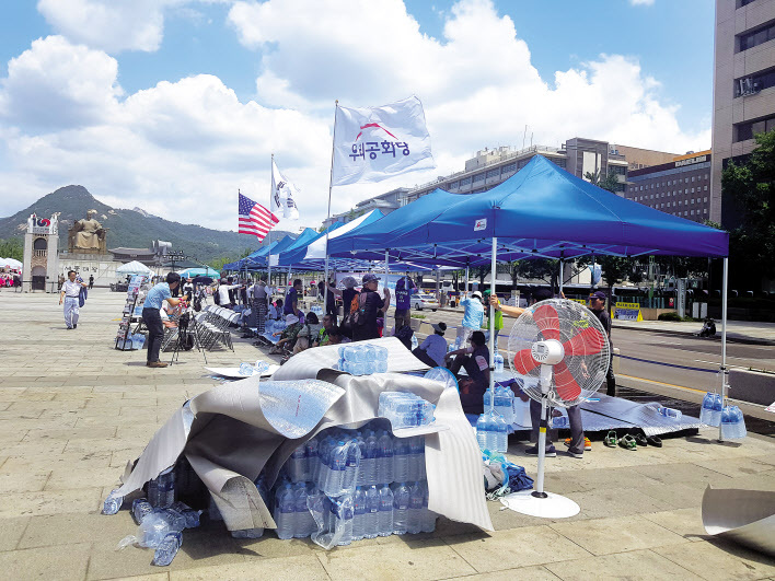 지난 7일 우리공화당 등 보수 측 세력이 서울 종로구 광화문광장에서 시위를 하고 있다.  이원율 기자/yul@
