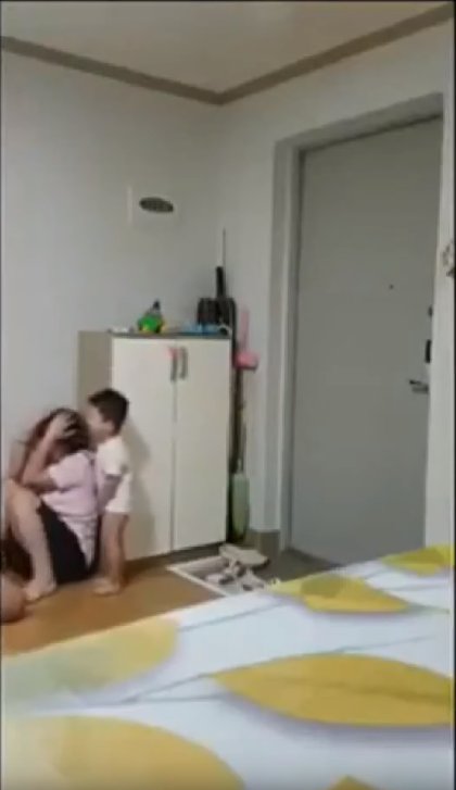 베트남인 아내 B 씨가 한국인 남편 A 씨로부터 폭행당하는 모습. [B 씨 지인 페이스북 캡처]