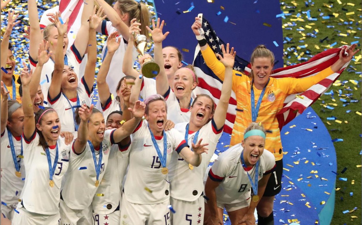 2019 FIFA(국제축구연맹) 프랑스 여자월드컵에서 우승한 미국 대표팀이 메달을 걸고 포효하고 있다.[로이터]