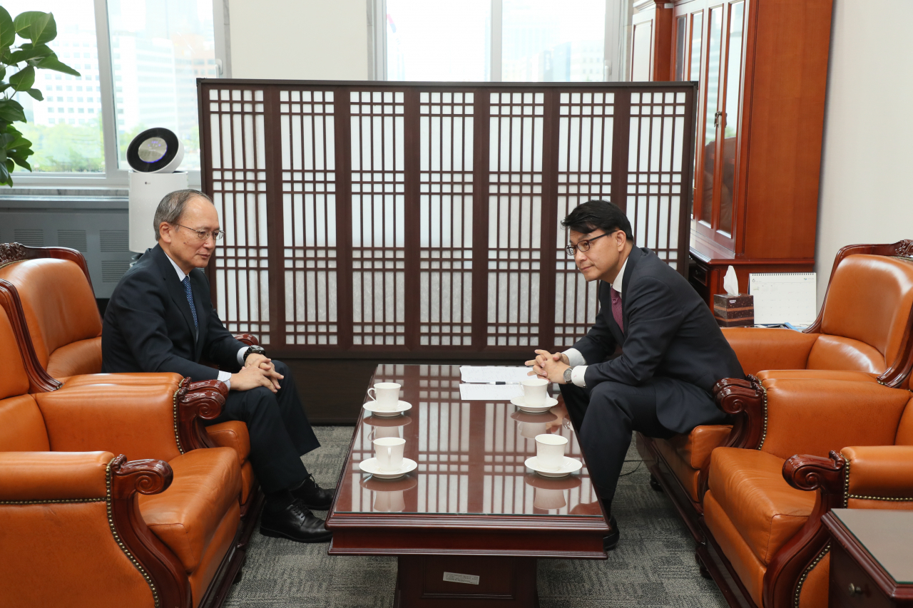 윤상현 국회 외교통일위원장이 8일 오전 국회에서 나가미네 야스마사 주한일본 대사를 만나 일본 정부의 반도체 소재 수출 규제 조치에 대해 논의하고 있다. [국회 제공]