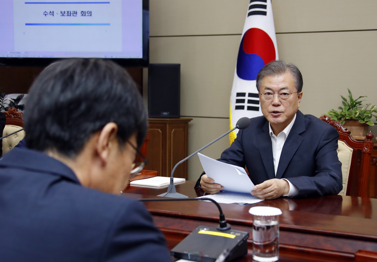 문재인 대통령이 지난 8일 청와대에서 열린 수석보좌관 회의에서 발언하고 있다. 왼쪽은 김상조 정책실장. [연합]