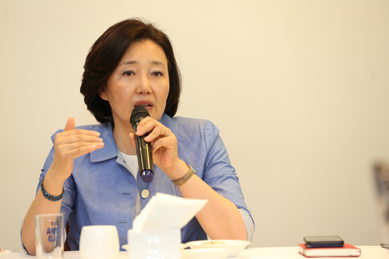 박영선 중소벤처기업부 장관이 8일 서울 여의도에서 취임 100일을 열흘 앞두고 진행한 기자간담회에서 향후 중기부 정책 방향에 대해 설명하고 있다.
