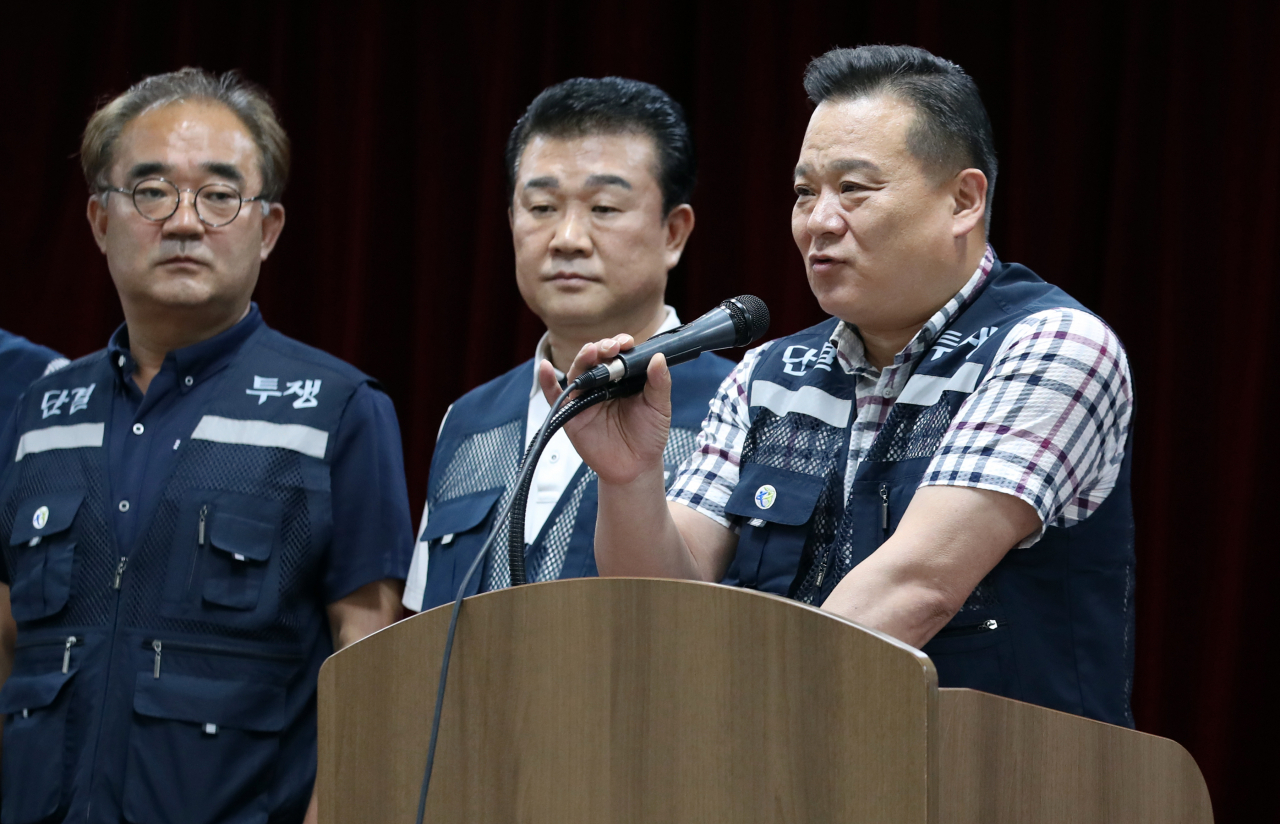 8일 오후 서울 광화문우체국에서 이동호 전국우정노동조합 위원장과 조합원들이 9일로 예정된 총파업 철회를 선언하고 있다. [연합]