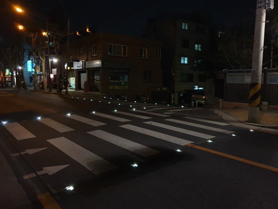 서초구가 전국 최초로 바닥에 LED 유도등을 깐 활주로형 횡단보도를 전역으로 확대한다. 방배로19길. [서초구 제공]