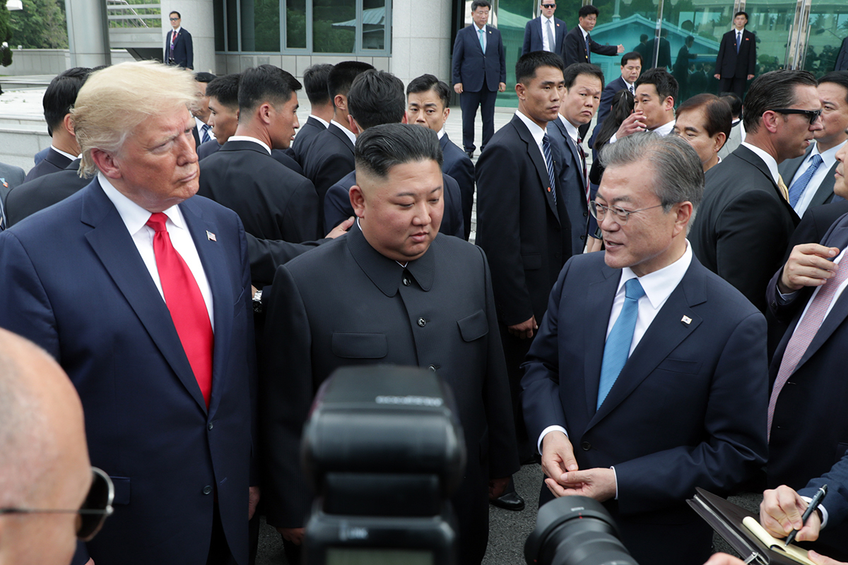 제프리 루이스 미들버리 국제학연구소 비확산연구센터 소장은 8일(현지시간) 워싱턴포스트(WP) 기고 글을 통해 6·30 판문점회동 이후 재개될 북미협상이 미국의 북한 핵보유국 수용으로 귀결될지 모른다고 지적했다. [헤럴드DB]