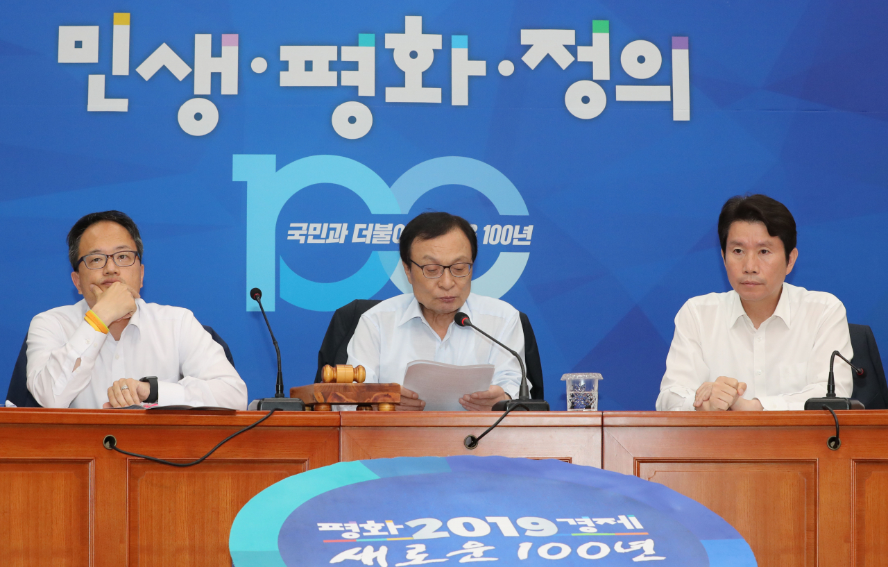 더불어민주당 최고위원회의가 8일 오전 국회에서 이해찬 대표 주재로 열리고 있다. [연합]