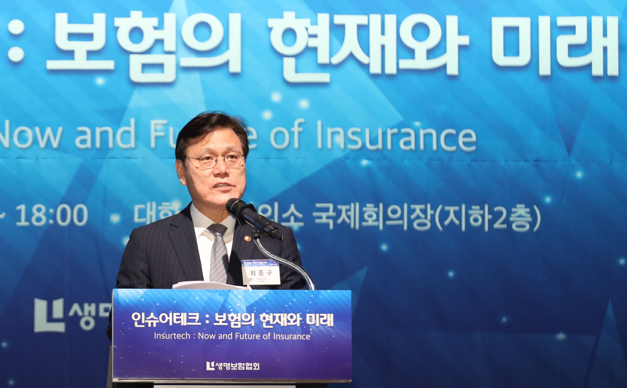 최종구 금융위원장이 8일 오후 서울 중구 대한상공회의소에서 열린 '인슈어테크, 보험의 현재와 미래' 세미나에서 기조연설을 하고 있다. [연합]