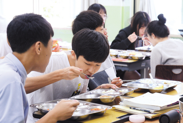 청소년들이 학교 급식에서 나온 밥을 먹고 있다. 헤럴드DB