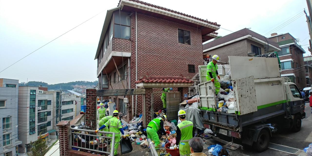 사회적 고립가구 청소 및 정리 지원사업 대상자 집에 방문해 청소를 하고 있는 모습. [관악구 제공]