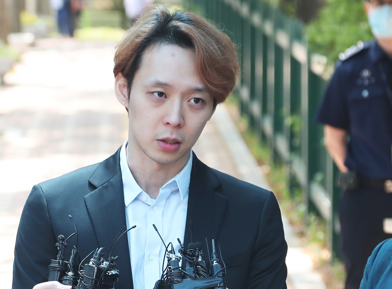 마약 투약 혐의로 구속기소 된 가수 겸 배우 박유천(33) 씨가 1심에서 징역 10월에 집행유예 2년을 선고받고 지난 2일 오전 경기도 수원시 팔달구 수원구치소를 나와 취재진 질문에 답하고 있다. [사진=연합뉴스]