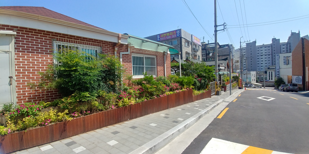 삼양동69길에 조성된 꽃길. [강북구 제공]