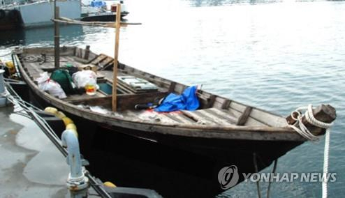 삼척항에 정박한 북한 목선