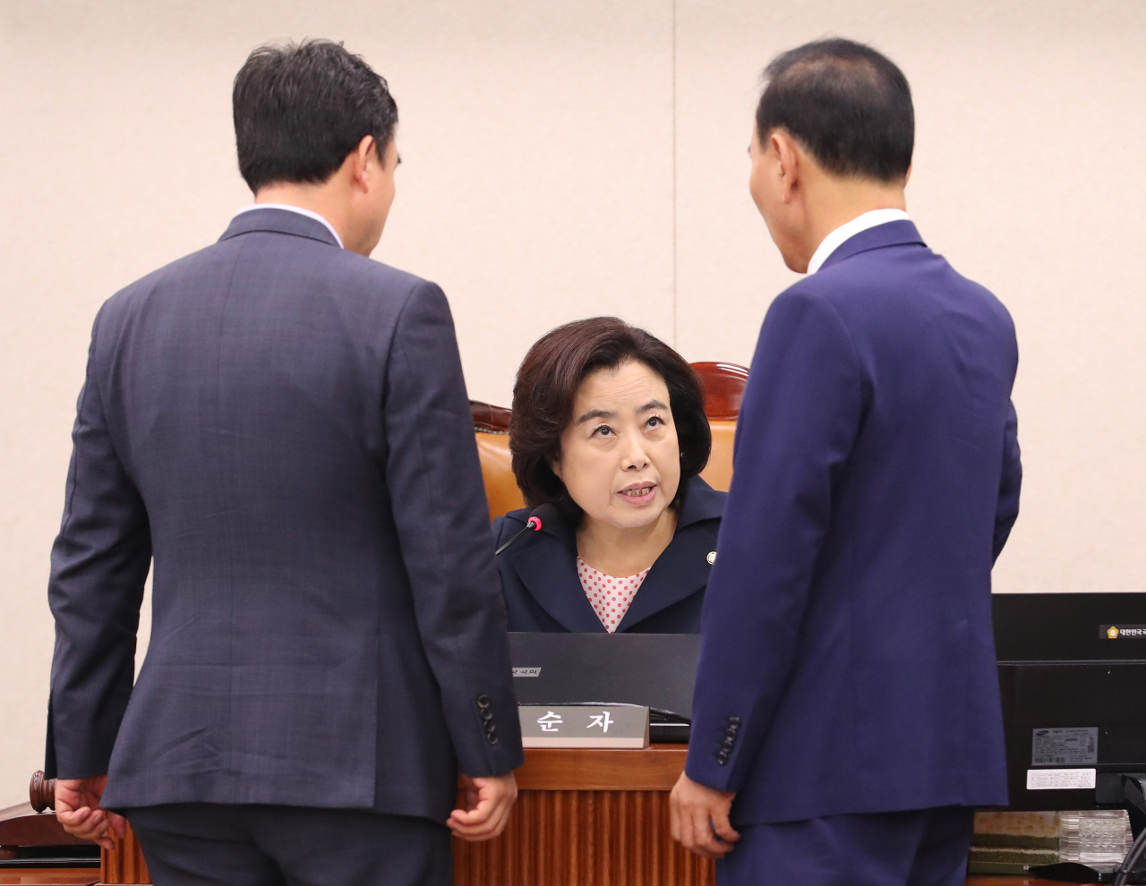 자유한국당 소속 박순자 위원장(가운데)이 지난 8일 오전 열린 국회 국토교통위원회 전체회의에서 여야 간사들과 대화하고 있다. [연합]