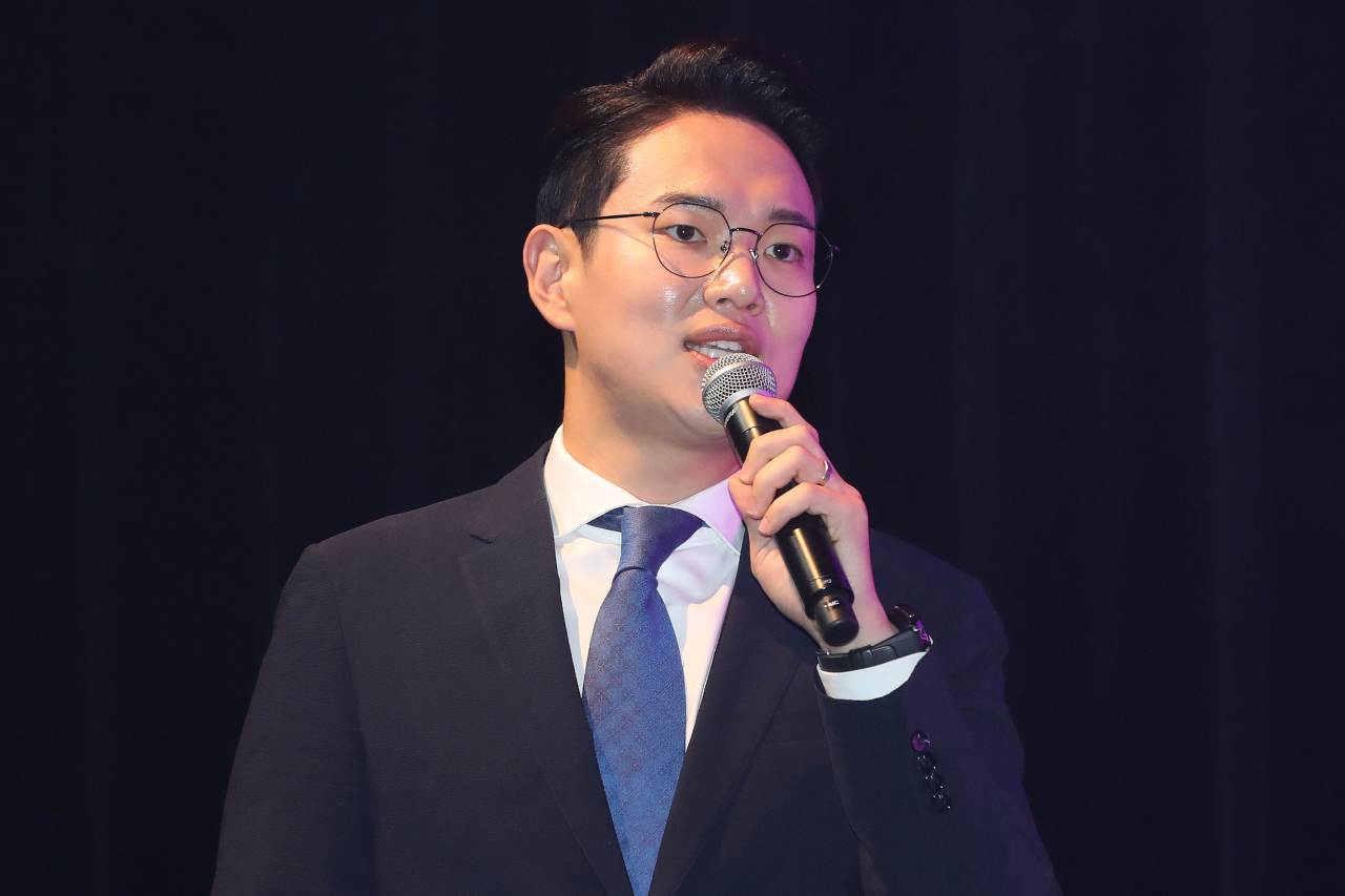 방송인 장성규가 9일 수산물 소비촉진 홍보대사에 위촉됐다. 사진은 지난달 서울 마포구 신한카드판스퀘어에서 열린 전소미 솔로 데뷔 싱글 '벌스데이'(BIRTHDAY)발매 기념 쇼케이스를 진행하고 있는 모습이다. [연합]
