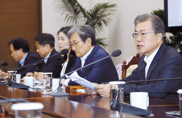 문재인 대통령이 지난 8일 오후 청와대에서 열린 수석보좌관 회의에서 일본의 경제보복 등과 관련한 발언을 하고 있다.  [연합]