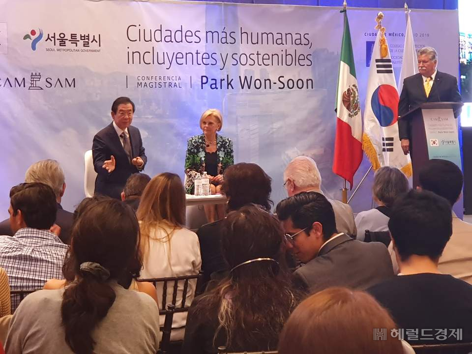 박원순 시장이 8일 오후 5시30분(현지시간) 멕시코시티 건축가협회 강당에서 열린 ‘서울-멕시코시티 지속가능한 도시포럼’에서 ‘사람 중심의 서울형 도시재생의 현재와 미래’를 주제로 강연한 후 사라 토펠슨 프리드만(Sara Topelson Freedman) 전 국제건축연맹(UIA) 회장과 질의응답을 하고 있다. 이진용 기자/jycafe@heraldcorp.com