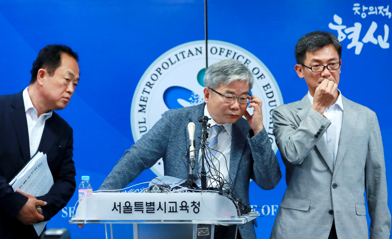 9일 오전 서울 종로구 신문로2가 서울시교육청에서 관내 자립형사립고(자사고) 13개교에 대한 운영평가 결과와 자사고 지정 취소 관련 청문 대상 학교를 발표한 뒤 교육청 관계자들이 취재진의 질문을 유심히 듣고 있다. 왼쪽부터 서울시교육청 이종탁 교육혁신과장, 박건호 교육정책국장, 이창우 교육혁신과 중고체제개선팀장. [연합]