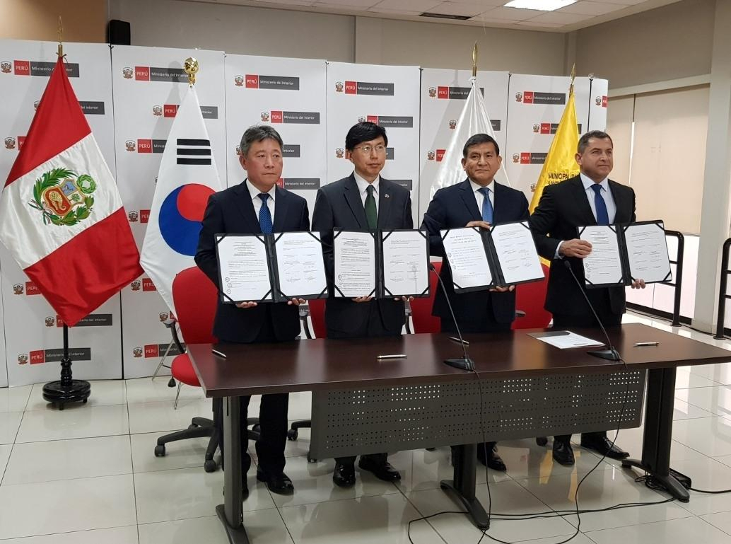 고철원 인천경제청 스마트시티과장, 조준혁 주페루 대한민국대사, 카를로스 모 란 소토 페루 내무부 장관, 잔 피에르 콤베 수르코 구청장이 9일 페루 현지에서 양해각서(MOU)를 체결하고 포즈를 취하고 있다.