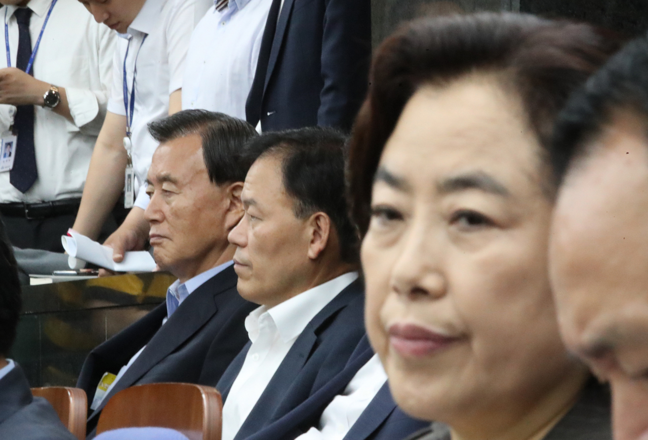국회 국토교통위원장 자리를 놓고 갈등을 빚고 있는 자유한국당 박순자 의원(오른쪽)과 홍문표 의원(왼쪽)이 9일 국회에서 열린 의원총회에 참석해 있다. [연합]