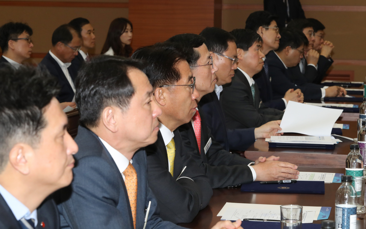 지난 2일 경기도 성남시 금융결제원 분당센터에서 열린 '국민 체감형 금융거래서비스 도입 현장 간담회'에서 카드사 대표들이 최종구 금융위원장의 축사를 듣고 있다. [연합]