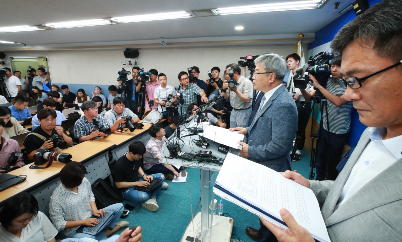 박건호 서울시교육청 교육정책국장이 9일 오전 서울 종로구 신문로2가 시교육청에서 관내 자립형사립고 13개교에 대한 운영평가 결과를 발표하고 있다. [연합]