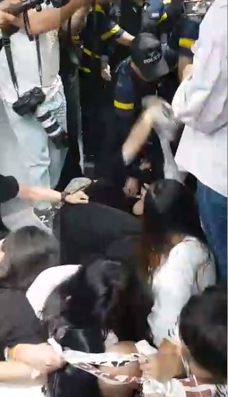전범기업 '미쓰비시'에 사죄를 요구하는 한국대학생진보연대 소속 대학생들과 경찰들 사이에 9일 오후 몸싸움이 발생했다. [한국대학생진보연대 페이스북 갈무리]