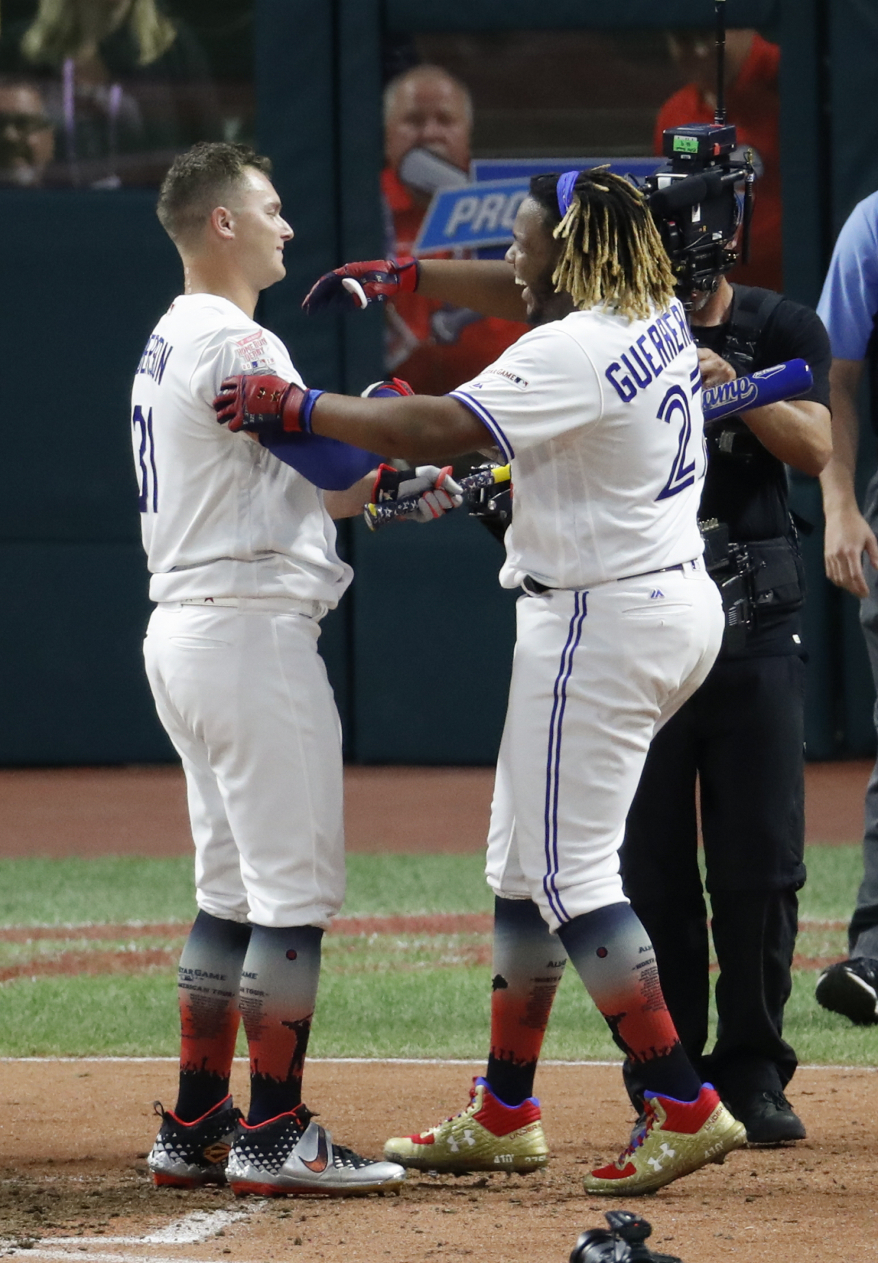 2019 MLB 홈런 더비 2라운드에서 맞붙은 작 피더슨(좌)과 블라디미르 게레로 주니어.[AP]