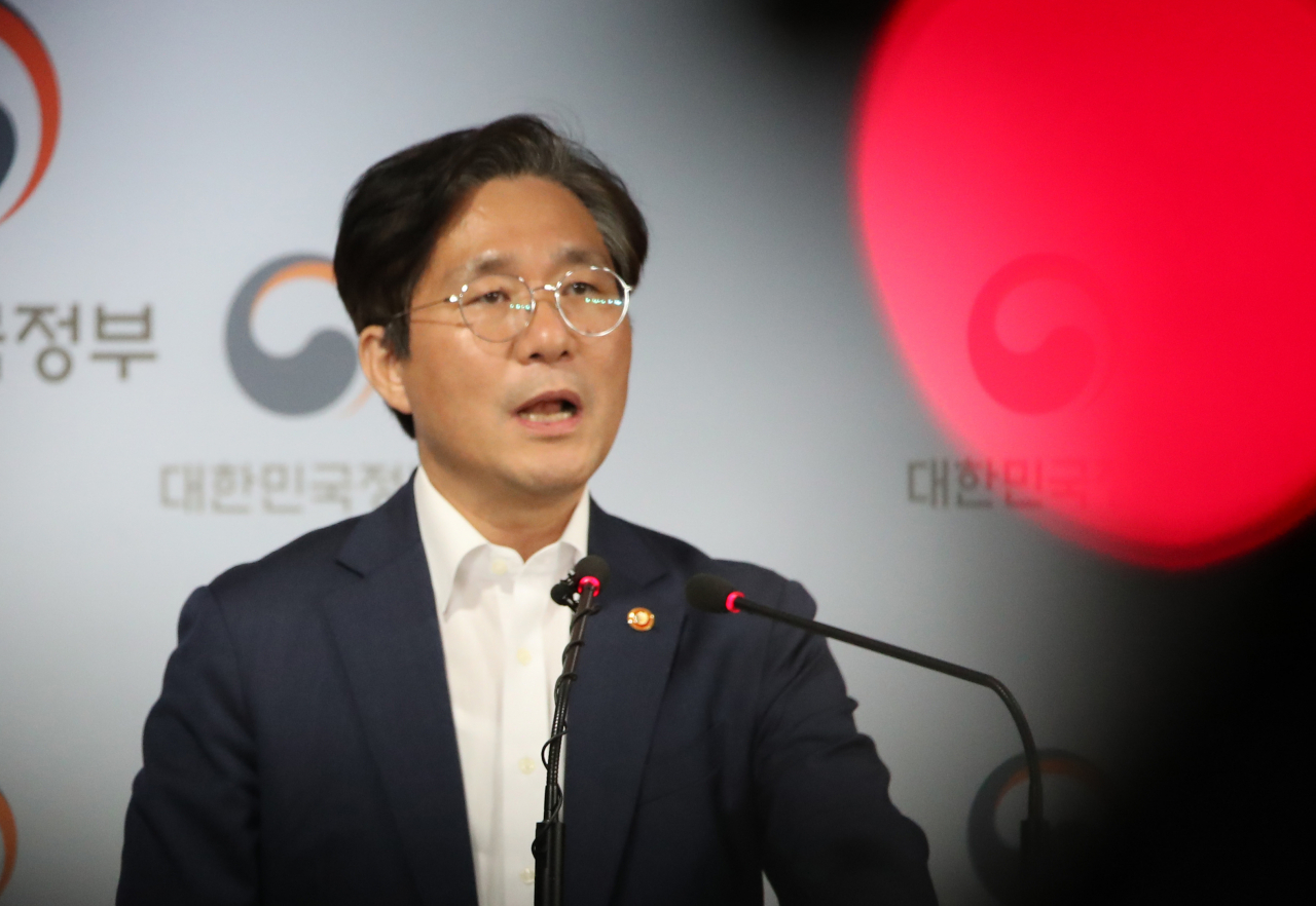 성윤모 산업통상자원부 장관이 9일 정부서울청사에서 일본이 최근 수출규제의 배경으로 불화수소(에칭가스) 등 전략물자의 대북반출 의혹을 거듭 제기한 것과 관련, 긴급 브리핑을 하고 있다. ［연합］