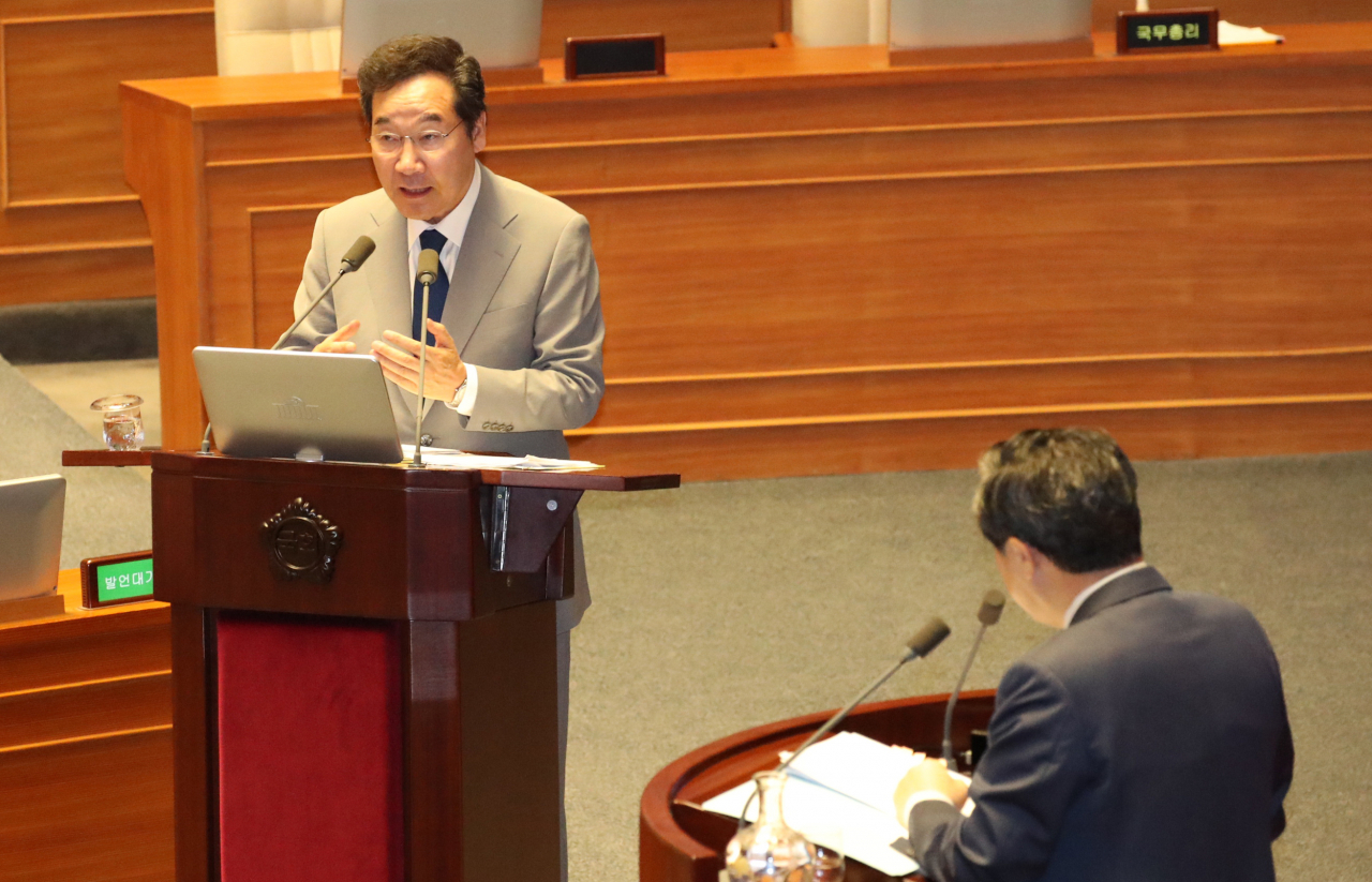 이낙연 총리가 9일 오후 국회 본회의장에서 열린 정치·외교·안보·통일 분야 대정부질문에서 자유한국당 유기준 의원 질의에 답하고 있다. ［연합］