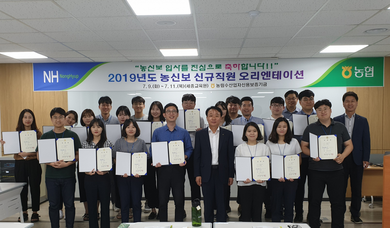 농협 신규직원과 함께하는 격의 없는 대화 ‘情담회’ 참석자들이 기념촬영을 하고 있다. [농협 제공]