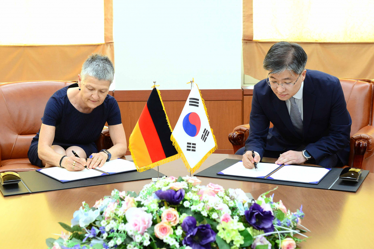 김희상 외교부 양자경제외교국장(오른쪽)과 울리케 드리스너 주한독일문화원 부원장이 9일 서울 외교부 본부에서 국내 직업계 고등학교 학생을 위한 독일어 교육 특별프로그램에 관한 양해각서(MOU)에 서명하고 있다 [외교부 제공]