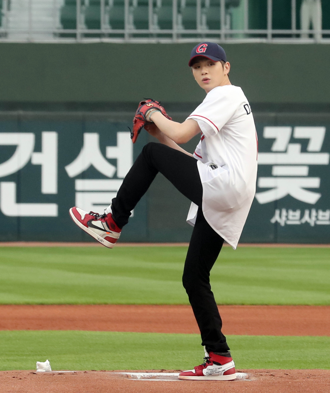 그룹 워너원 출신 강다니엘이 9일 부산 사직야구장에서 열린 NC 대 롯데 경기에서 시구하고 있다. 강다니엘은 부산시 홍보대사로 위촉됐다. 연합뉴스