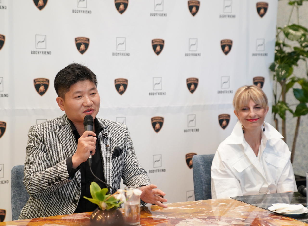 박상현 바디프랜드 대표(오른쪽)와 카티아 바시 람보르기니 CMO가 지난 5일 람보르기니 안마의자 전용관인 라운지 S 개관에 앞서 기자들의 질문에 답하고 있다.