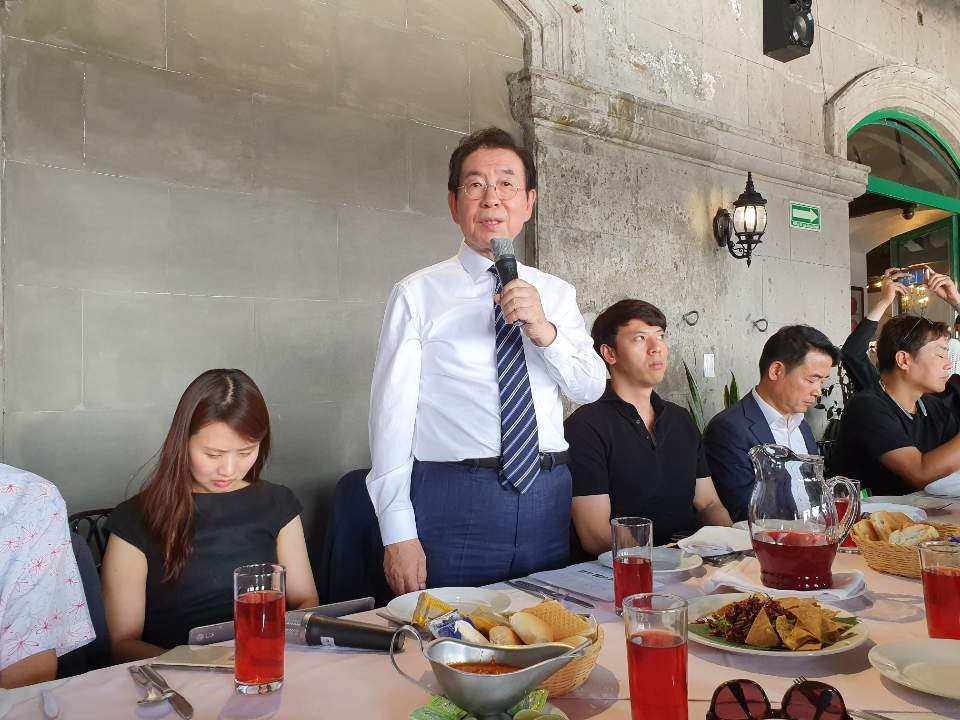 박원순 서울시장이 9일 오후 1시(현지시간) 멕시코시티에서 기자들과 만나 일본의 무역 제제는 적반하장이라며 과거청산이 제대로 돼야 하고 그러지 않는 상황에서 오히려 한국에 대해서 이런 조치를 취한다는 것은 국제법적인 관점에서 볼 때도 적절치 않고 WTO의 규정에도 위반이라고 강조하고 있다. 이진용 기자/jycafe@heraldcorp.com