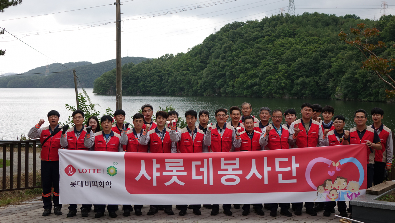 회야강 환경정화활동은 롯데비피화학 임직원들이 화단조성과 폐목 제거 등 시기에 맞는 내용으로 2002년 1사 1하천 자매결연을 맺은 이후 다양한 방식으로 시행해 왔다.