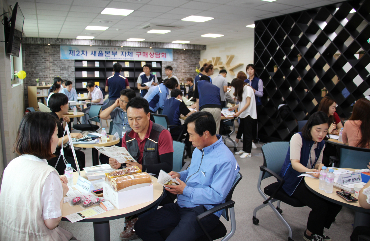 참가기업은 울산사회적경제지원센터의 추천과 구매부서의 수요를 바탕으로 울산서점협동조합, 시민B＆F, ㈜누리보듬 등 10개사가 선정됐다.
