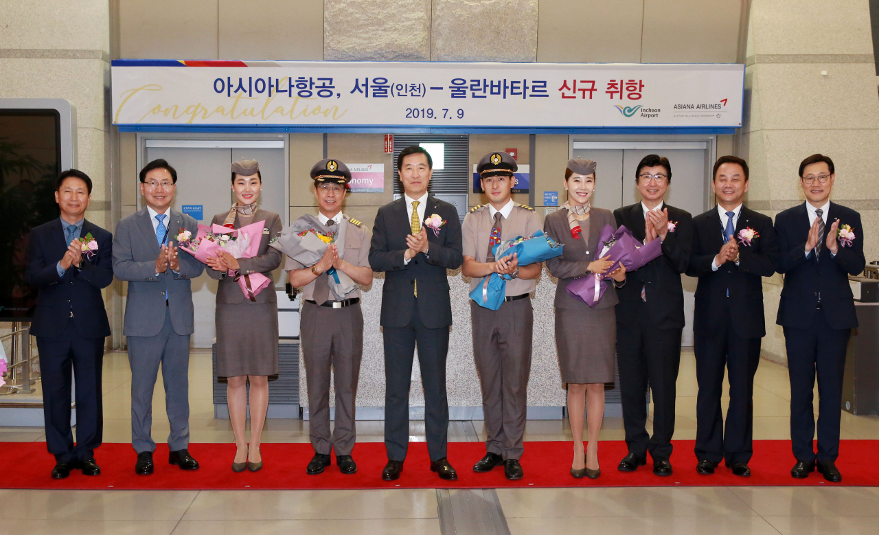 아시아나항공이 인천~몽골 울란바토르 노선에 신규 취항하면서 25년간 대한항공의 독과 구조가 해소되면서 최대 20% 가량 운임 인하 효과가 나타난 것으로 분석됐다. [연합]