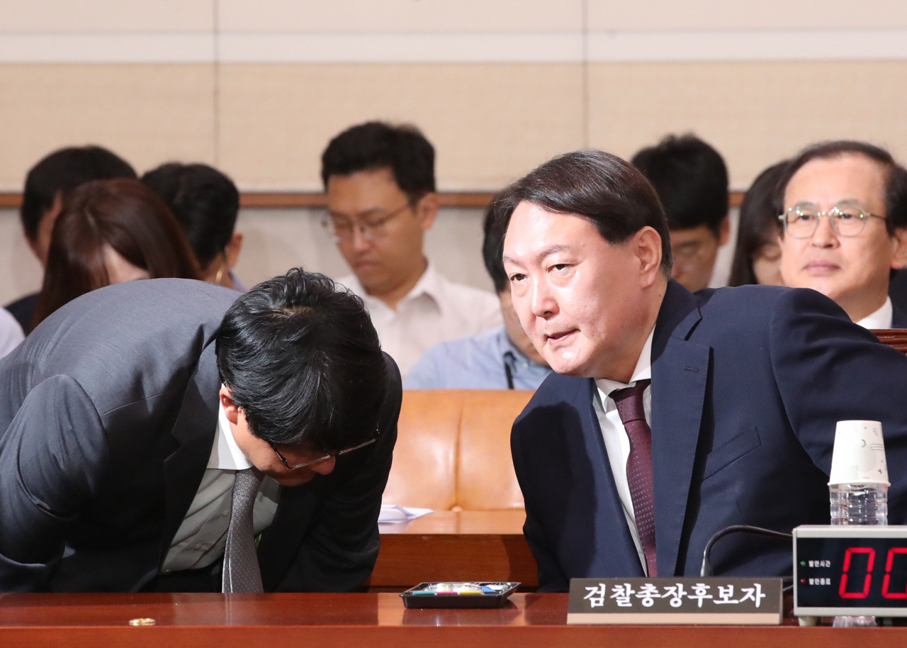 윤석열 검찰총장 후보자가 지난 8일 국회 법제사법위원회 인사청문회 도중 관계자와 답변을 상의하고 있다. [연합]