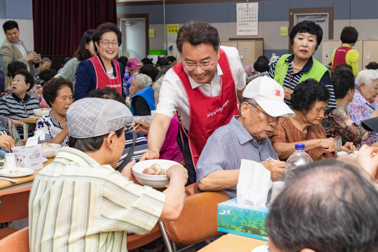 지난 9일 화양동 주민센터 ‘어르신 삼계탕 나눔행사’에 참석한 김선갑 광진구청장. [광진구 제공]