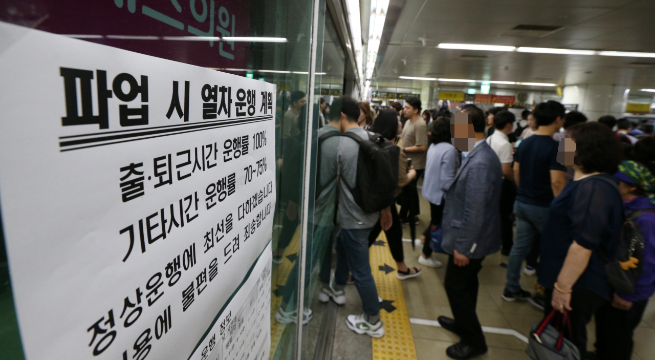 부산지하철 노조가 임금·단체 교섭 결렬을 새벽부터 무기한 파업에 돌입한 10일 오전 부산도시철도 2호선 서면역 환승장에 파업에 따른 열차 운행 계획 안내문이 부착돼 있다. [연합]