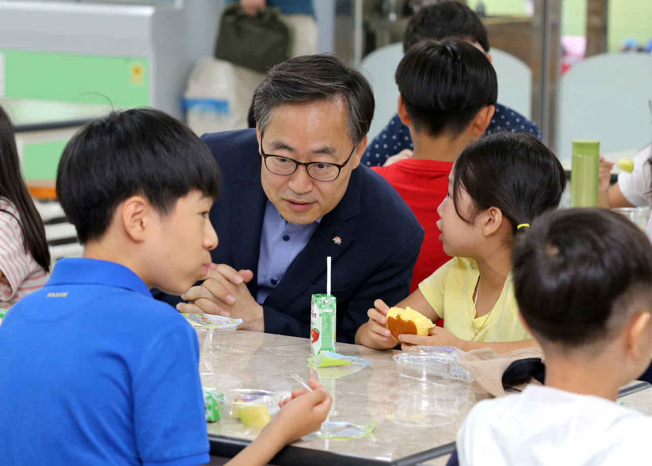 지난 8일 유성훈 금천구청장이 ‘서울형 건강증진학교’ 시범운영 학교인 금천구 정심초등학교를 방문해 아이들과 아침간식을 먹으며 이야기 나누고 있다. [금천구 제공]