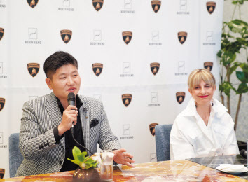박상현(오른쪽) 바디프랜드 대표와 카티아 바시 람보르기니 CMO가 지난 5일 람보르기니 안마의자 전용관인 라운지 S 개관에 앞서 기자들의 질문에 답하고 있다. [바디프랜드 제공]