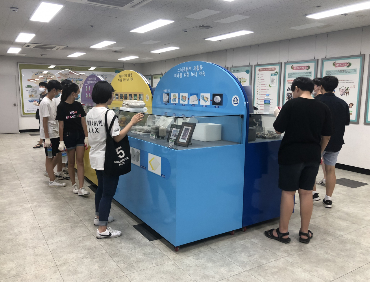 지난해 청소년 환경순찰 체험단 재활용선별장 견학 모습. [강북구 제공]