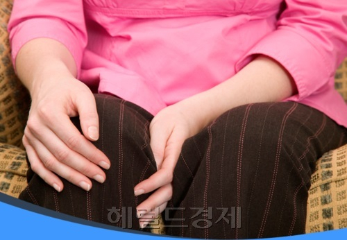 습도가 높고 기압이 낮은 장마철에는 관절염 증상이 더 심해진다.