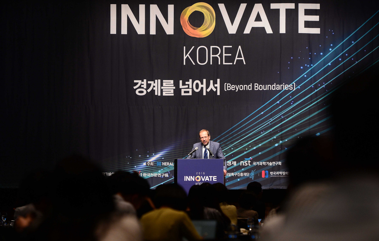 아나톨리 페트루코비치 러시아과학아카데미 우주과학연구소장은 10일 헤럴드경제 주최로 서울 장충동 신라호텔에서 열린 ‘이노베이트 코리아 2019’에서 ‘21세기 지구를 넘어’(Beyond earth in 21th century : the Moon)라는 주제로 기조연설을 했다.