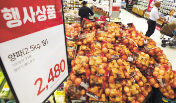 지난달 30일 서울의 한 대형마트에 양파가 진열돼 있다.  [연합]